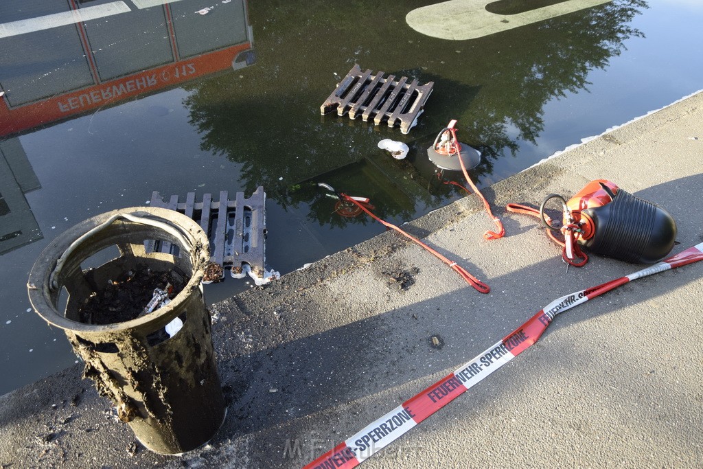 TLF 4 umgestuerzt Koeln Bocklemuend Ollenhauer Ring Militaerringstr P079.JPG - Miklos Laubert